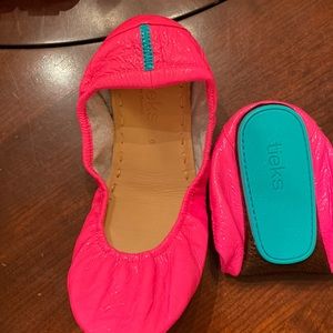 Tiek flats fuschia patent size 9